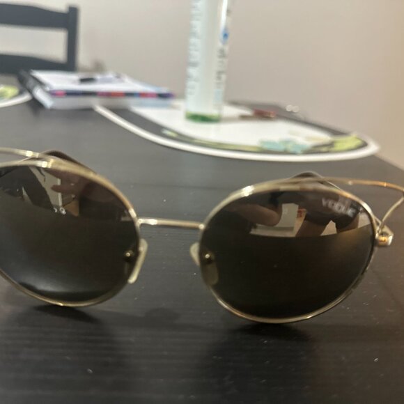 Vogue Round Gold Wire Sunglasses – Mirror Lenses, Chic & Lightweight - Picture 7 of 9